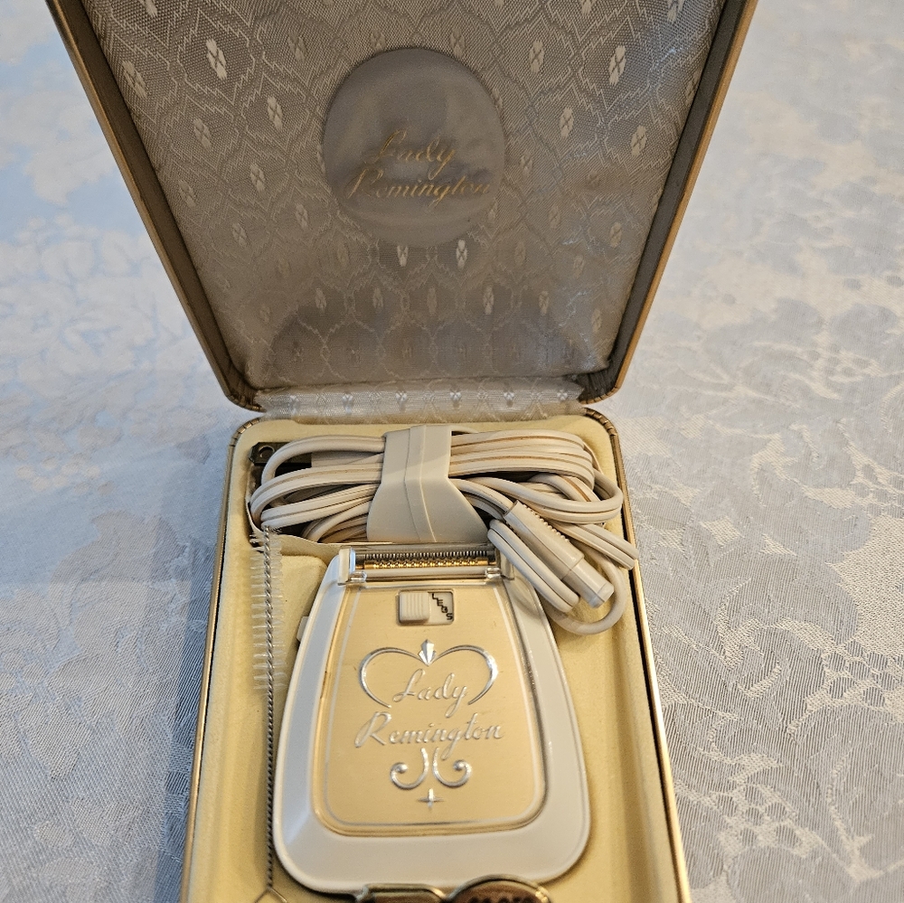 Remington White Charger with Metallic Case